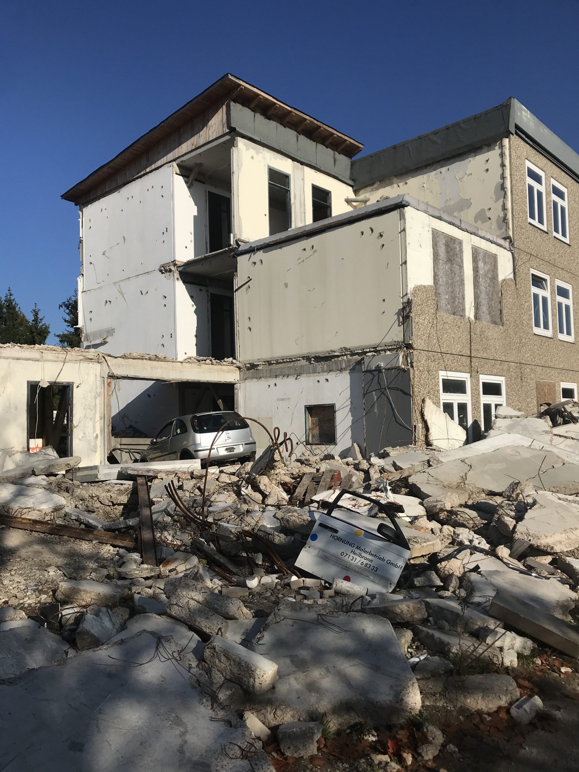 Gebäude 4 mit Randtrümmern und Trümmerfeld