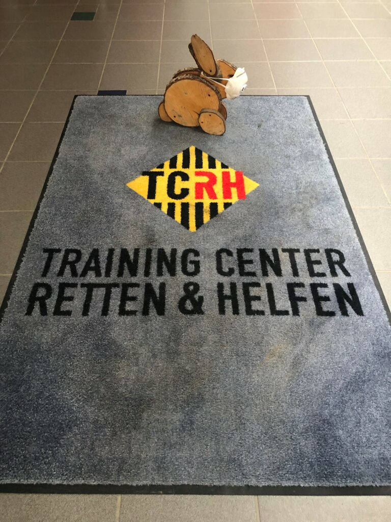 TCRH_Training-Center-Retten-und-Helfen_Pandemie_Corona_Konzept_002-768x1024 Mitarbeiter (m, w, d) im Barbetrieb unseres Casinos von 19.00 - 23.00 Uhr
