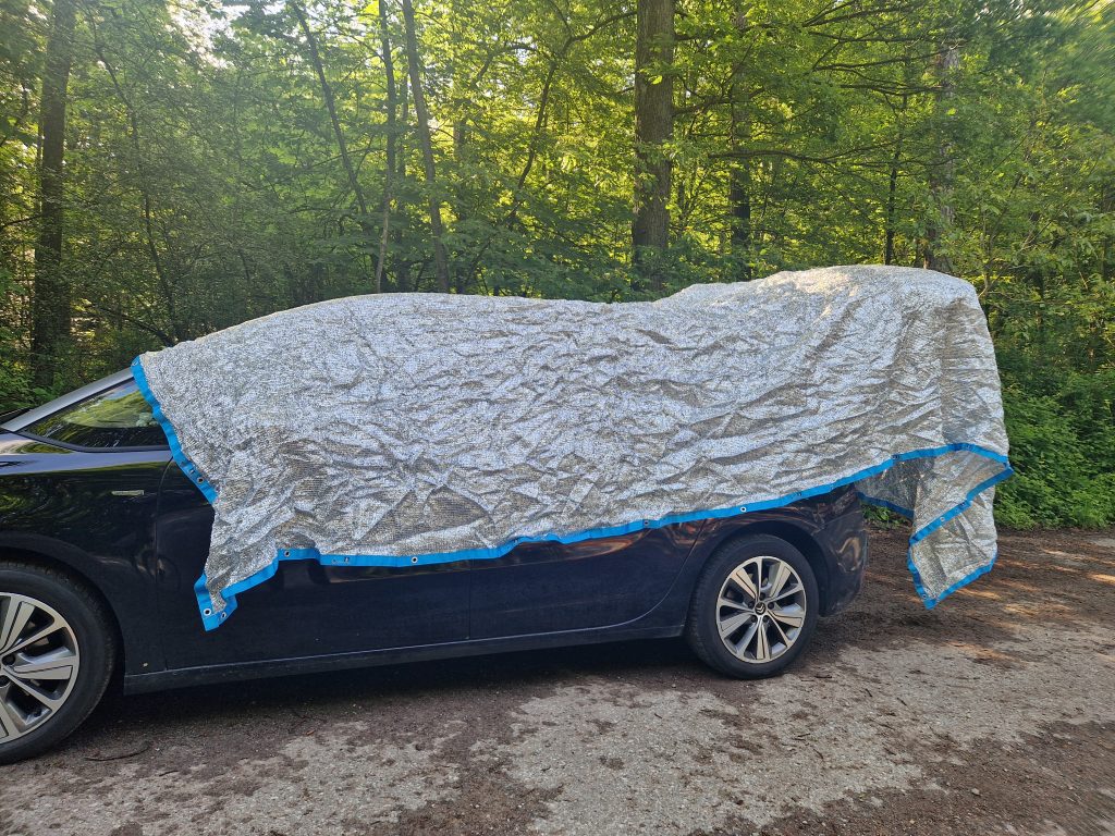 Hitzeschutz-fuer-Autos-Sonnenreflektion-durch-Alu-Netze-001-1-1024x768 Hitzschlag bei Hunden – die Gefahr lauert nicht nur im Auto